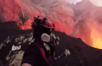 ضبط ویدیو نزدیک از آتشفشان با استفاده از پهپاد