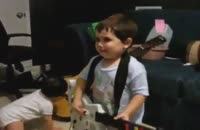 حرکات جالب کودک با گیتار