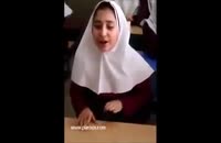 صدای فوق العاده زیبای دختر بچه پشت میز مدرسه
