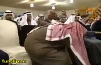 کلیپ خنده دار افتادن شیخ عرب در حال سخنرانی