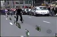 اجرای موسیقی خیابانی با اسكیت و بطری