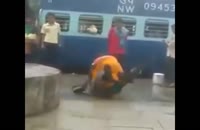 کتک خوردن مأمور قطار از یک زن مسافر