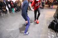 دانلود کلیپ دیدنی از حرکات زیبا با توپ فوتبال در خیابان