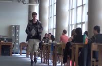 دوربین مخفی حرکت با کفش سوتی بچگانه در محیط دانشگاه!