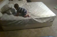 بچه باهوش , روش بی خطر پائین آمدن از تخت را پیدا کرد