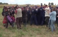 حرکت زشت و ظالمانه ی خبرنگار مجارستانی