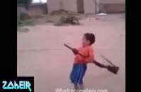 تیراندازی کردن این بچه عرب با تفنگ بزرگتر از قدش