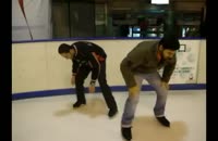 کلیپ خنده دار از اسکیت روی یخ دو ایرانی در خارج از کشور