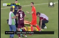 صحنه جالب فوتبال : حمل مصدوم با برانکارد !