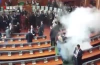 پرتاب گاز اشک‌آور در پارلمان کوزوو