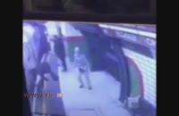 حمله مرد انگلیسی به زن مسلمان در مترو لندن