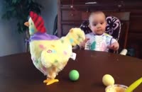 واکنش یک نوزاد بامزه در برابر مرغ تخم گذار