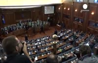 اعتراض نمایندگان پارلمان با پرتاب تخم مرغ به نخست وزیر